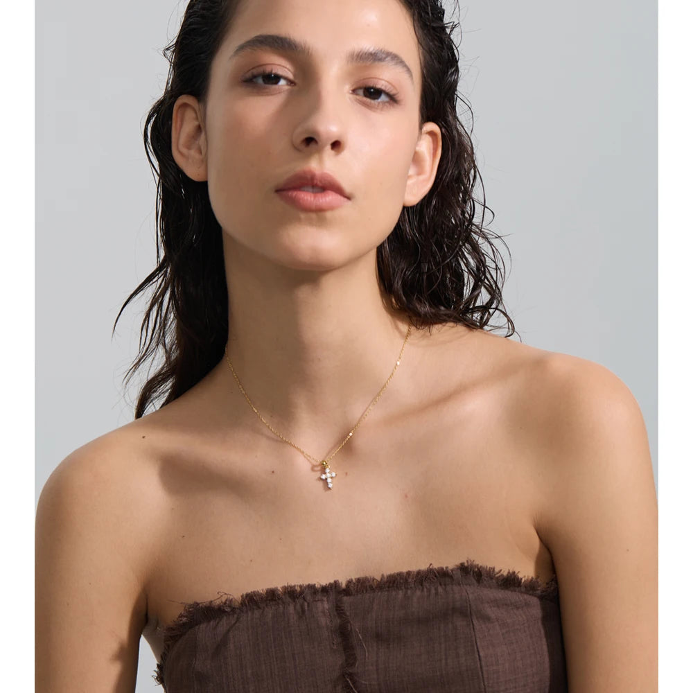 Cubic zirconia cross necklace in gold-plated stainless steel with cubic zirconia.