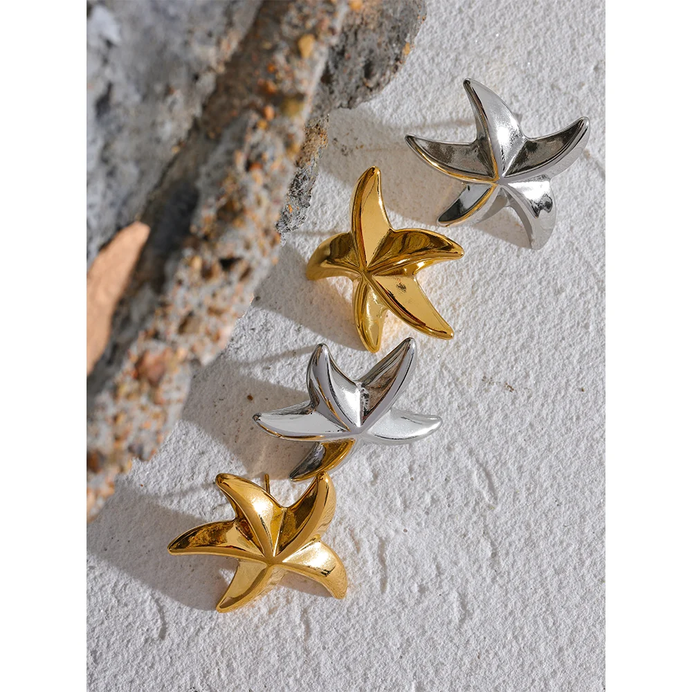 Star earrings in gold-plated 316L stainless steel.