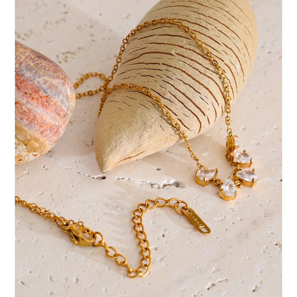 Cubic zirconia geometric necklace in gold-plated stainless steel with cubic zirconia.