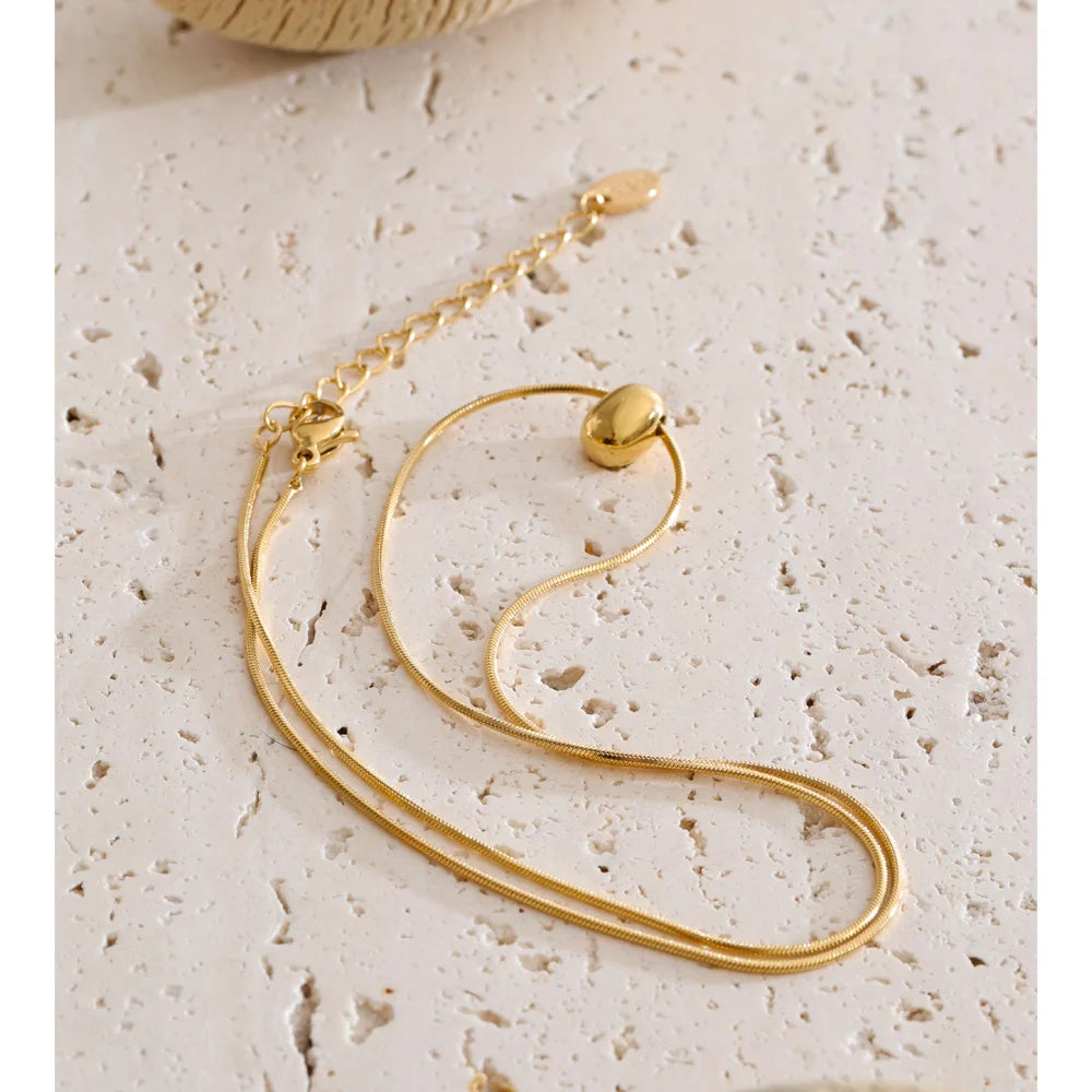 Cubic zirconia geometric necklace in gold-plated stainless steel with cubic zirconia.