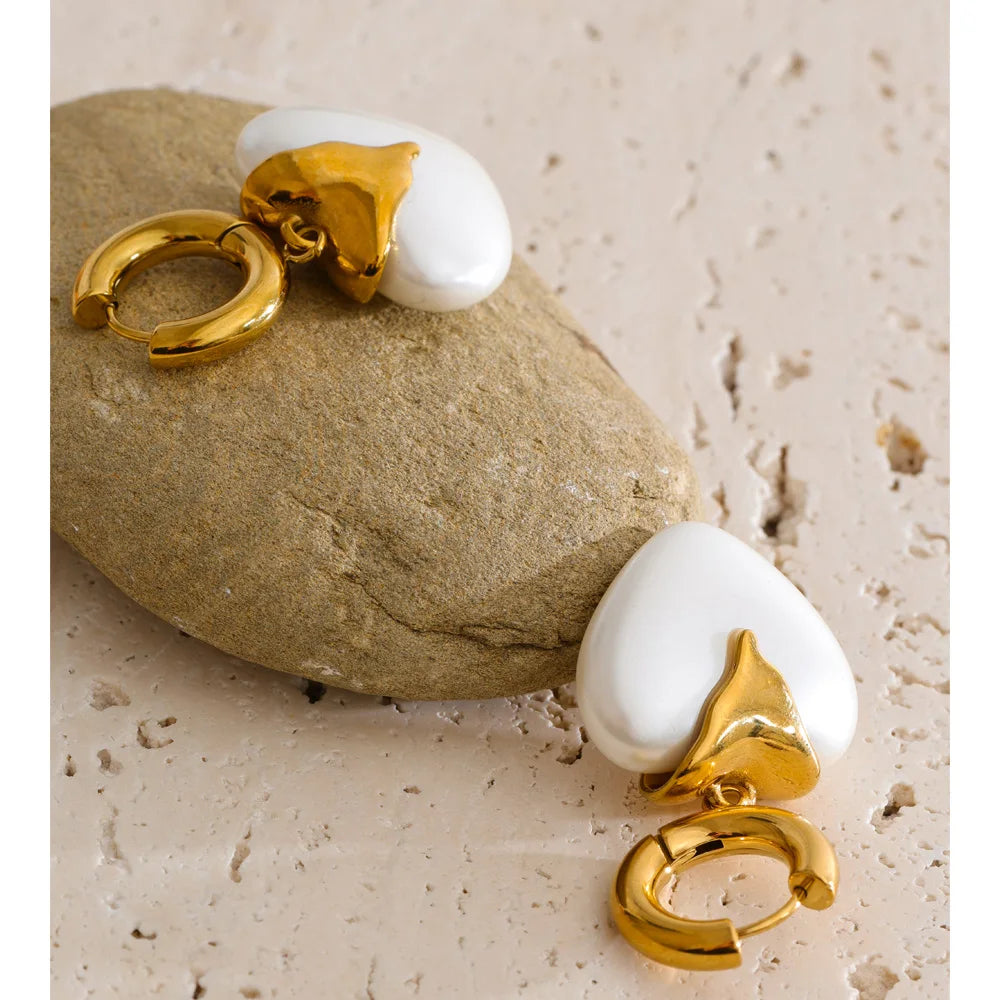 Pearl heart earrings in gold-plated stainless steel with pearl.
