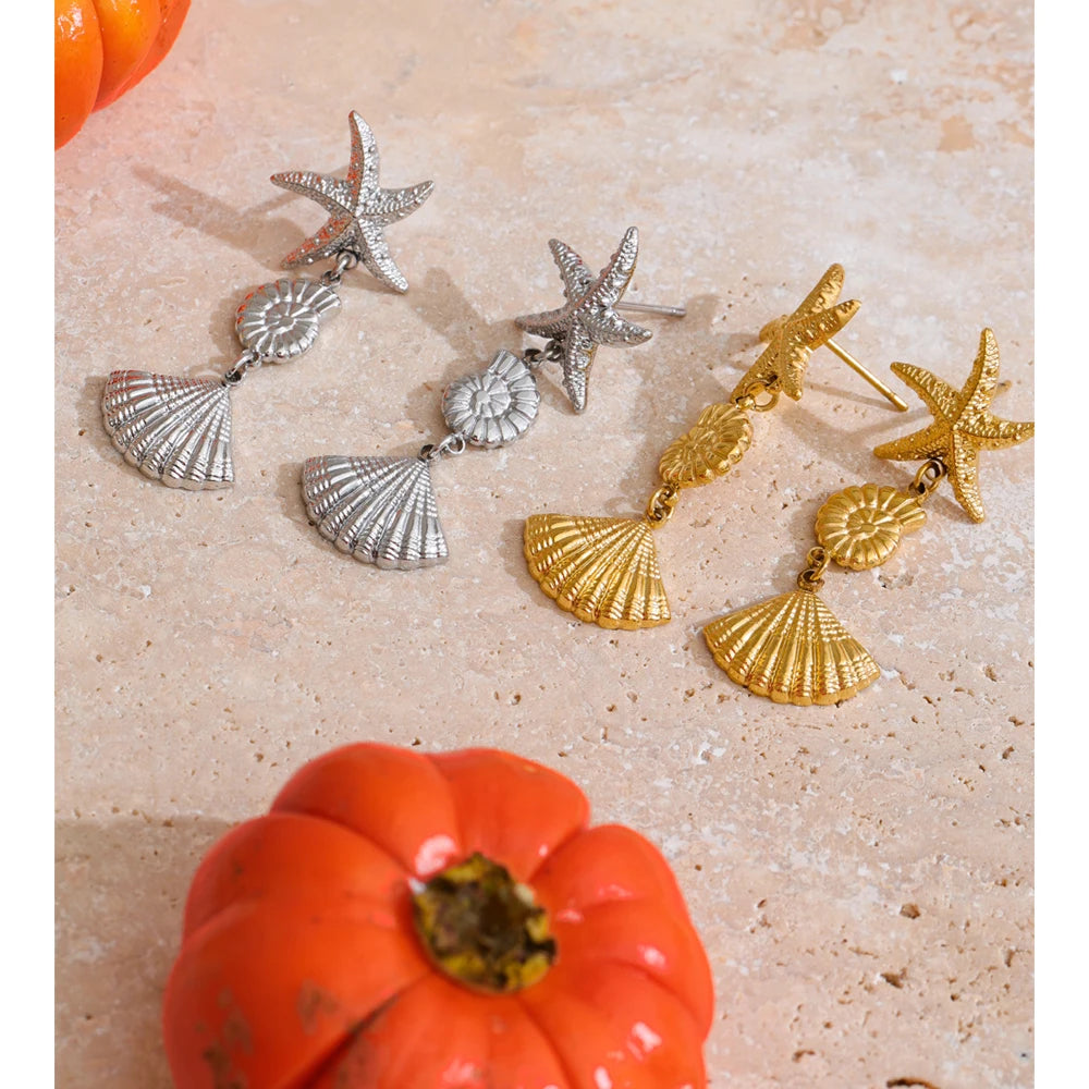 Shell star geometric earrings in gold-plated stainless steel with shell.