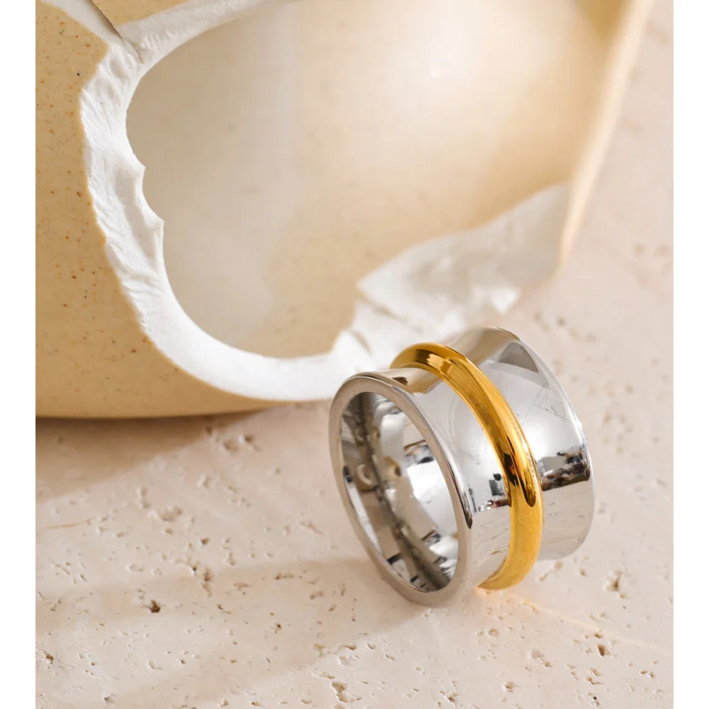 Minimalist geometric ring in 18K gold-plated stainless steel.