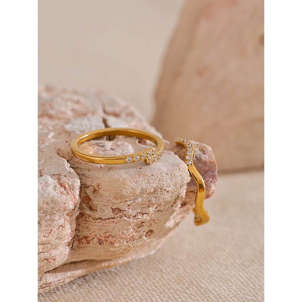 Cubic zirconia geometric ring in 18K gold-plated stainless steel with cubic zirconia.