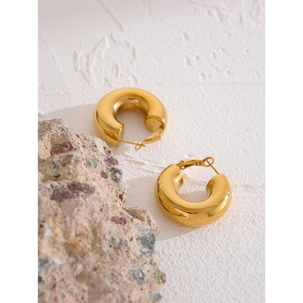 Minimalist geometric earrings in gold-plated stainless steel.
