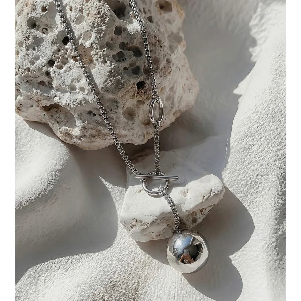 Geometric necklace in gold-plated stainless steel.