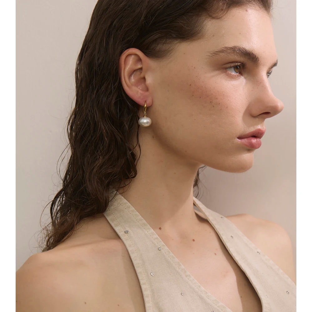 Pearl geometric earrings in gold-plated stainless steel with pearl.