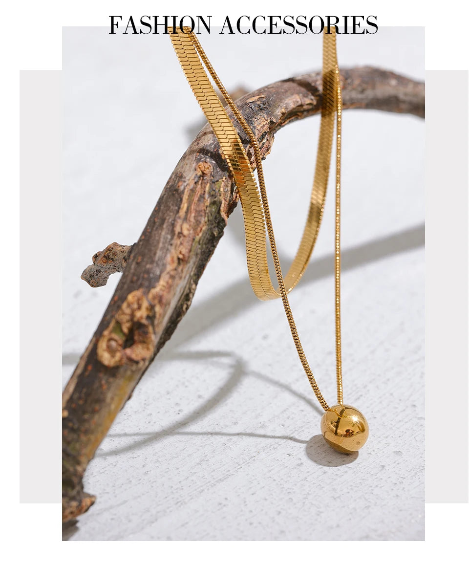 Snake geometric chain necklace in gold-plated stainless steel.