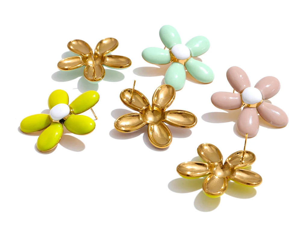 Green enamel flower earrings in gold-plated stainless steel with enamel.