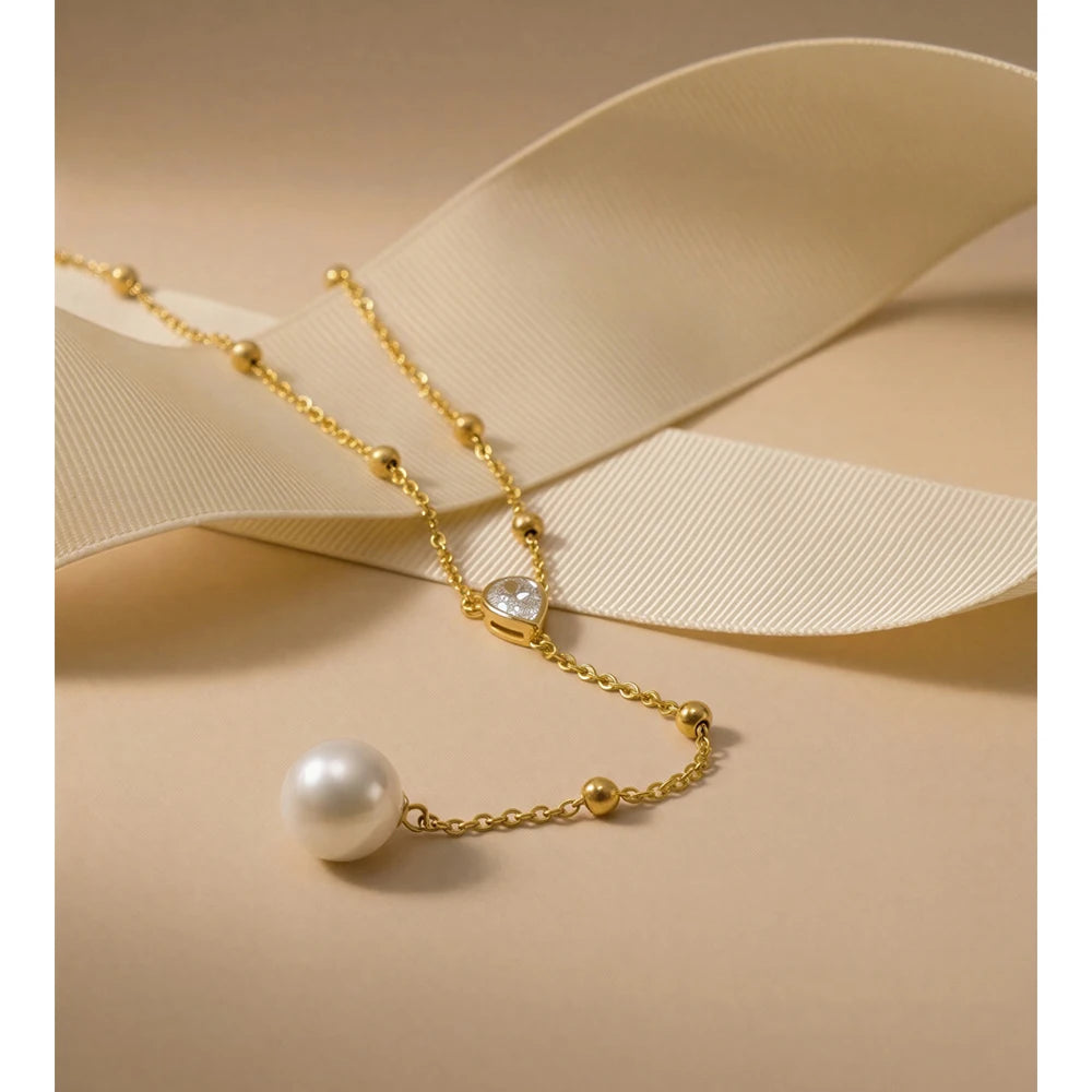 Cubic zirconia pearl geometric necklace in gold-plated stainless steel with pearl and cubic zirconia.