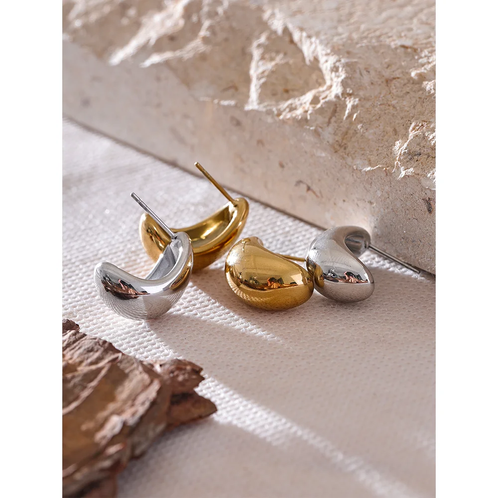 Geometric earrings in gold-plated stainless steel.