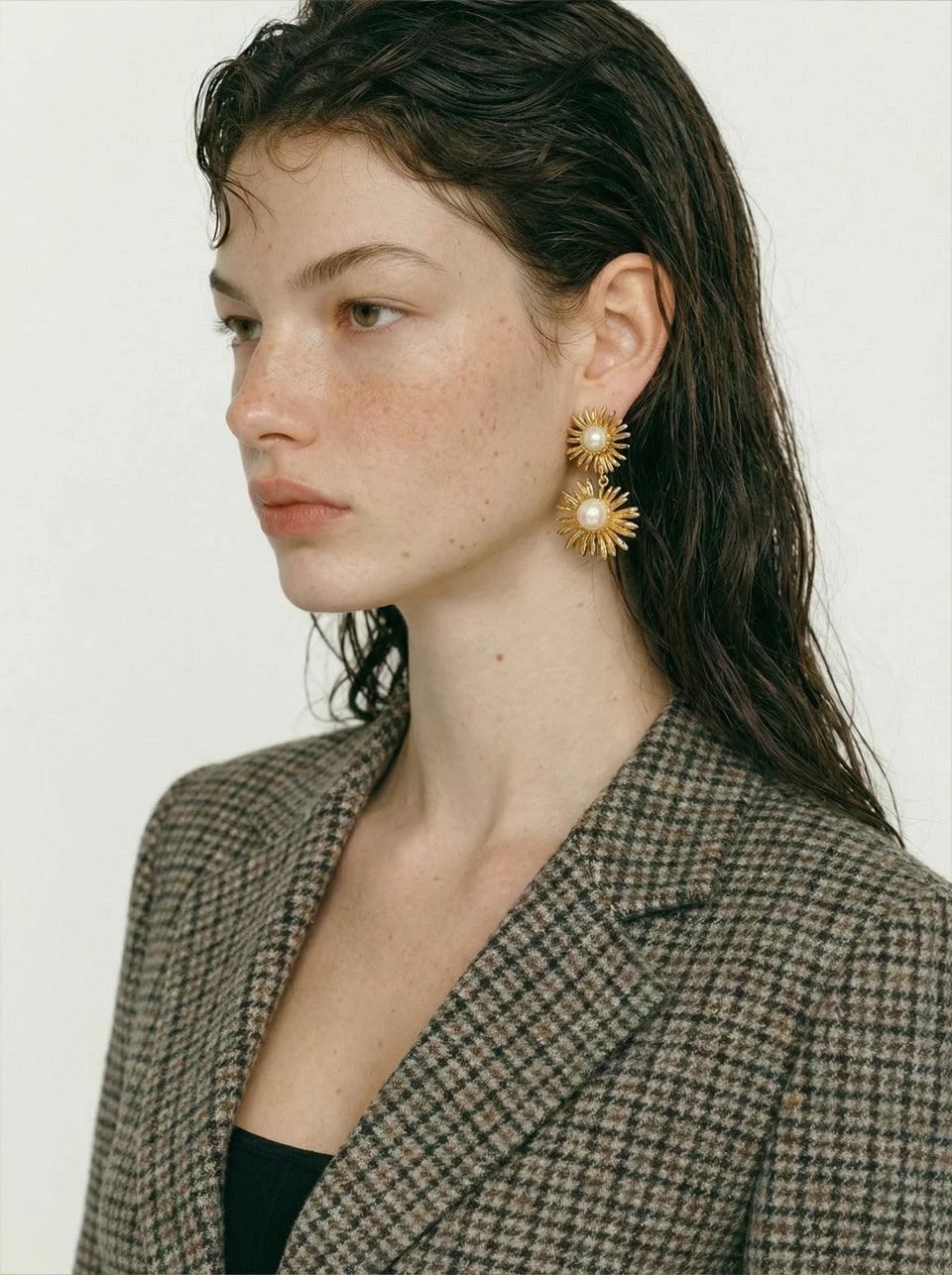 Pearl flower earrings in gold-plated stainless steel with pearl.