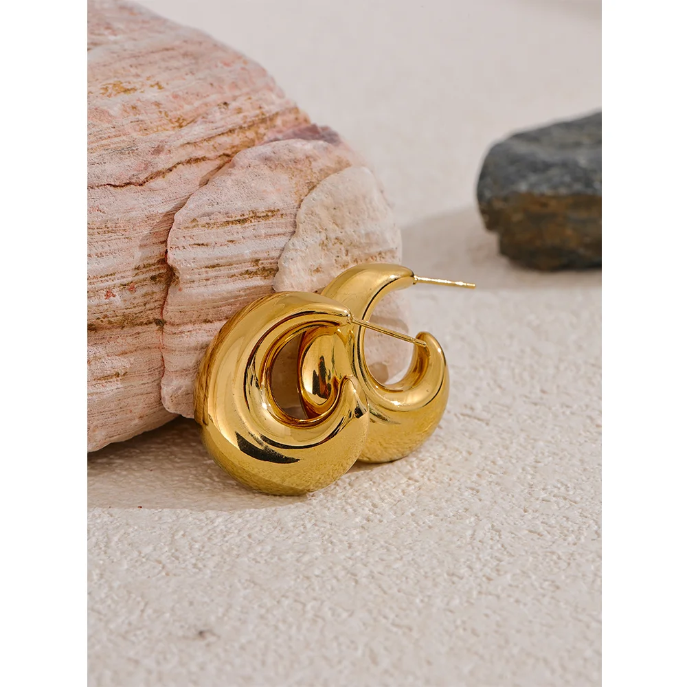 Geometric earrings in gold-plated stainless steel.
