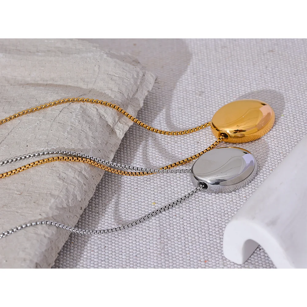 Minimalist geometric chain necklace in gold-plated 316L stainless steel.