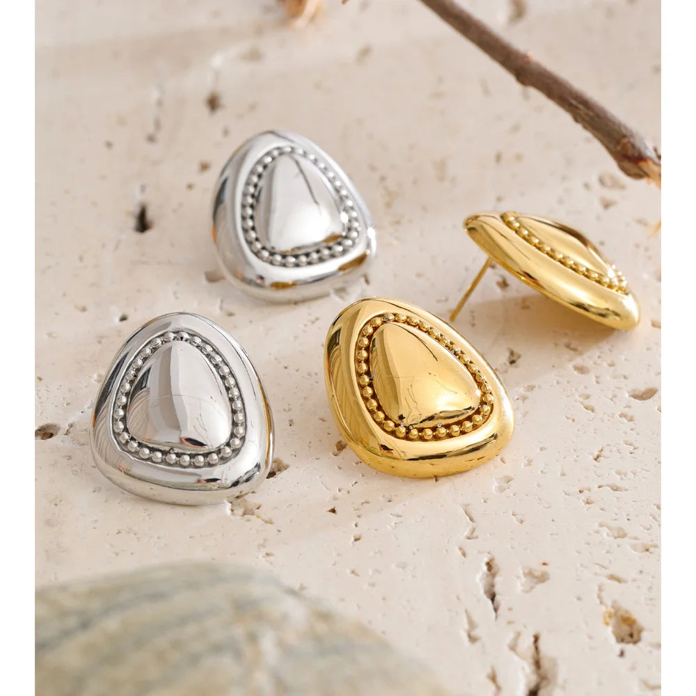 Geometric earrings in gold-plated stainless steel.