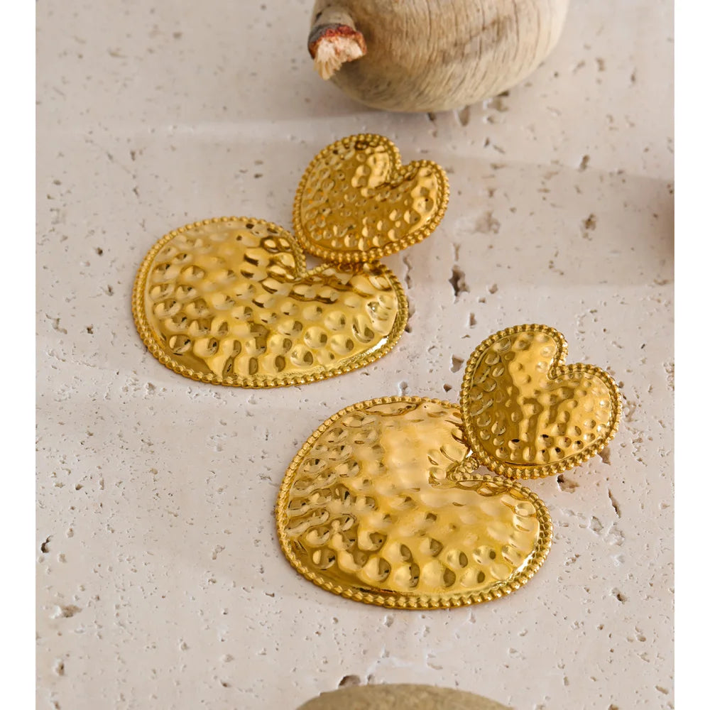 Heart earrings in gold-plated stainless steel.