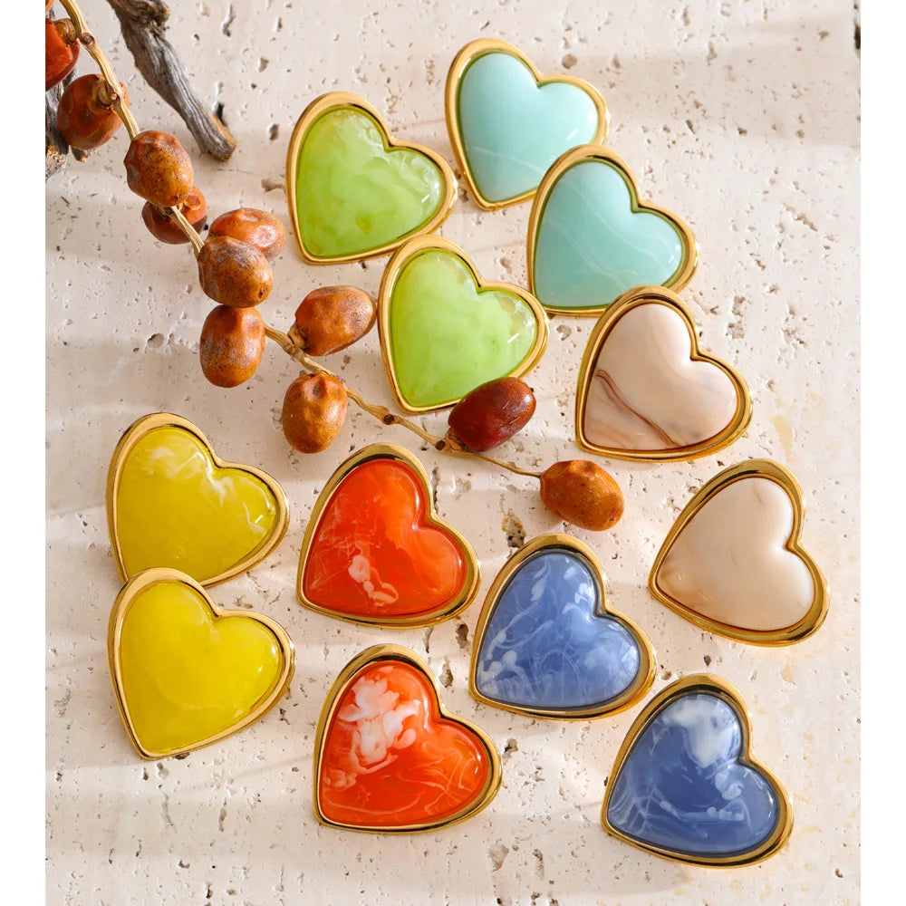 Resin acrylic heart earrings in gold-plated stainless steel with resin and acrylic.