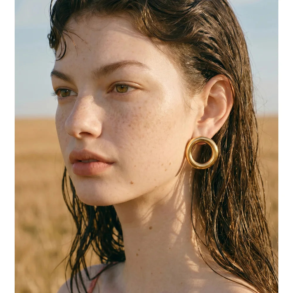Geometric earrings in gold-plated stainless steel.