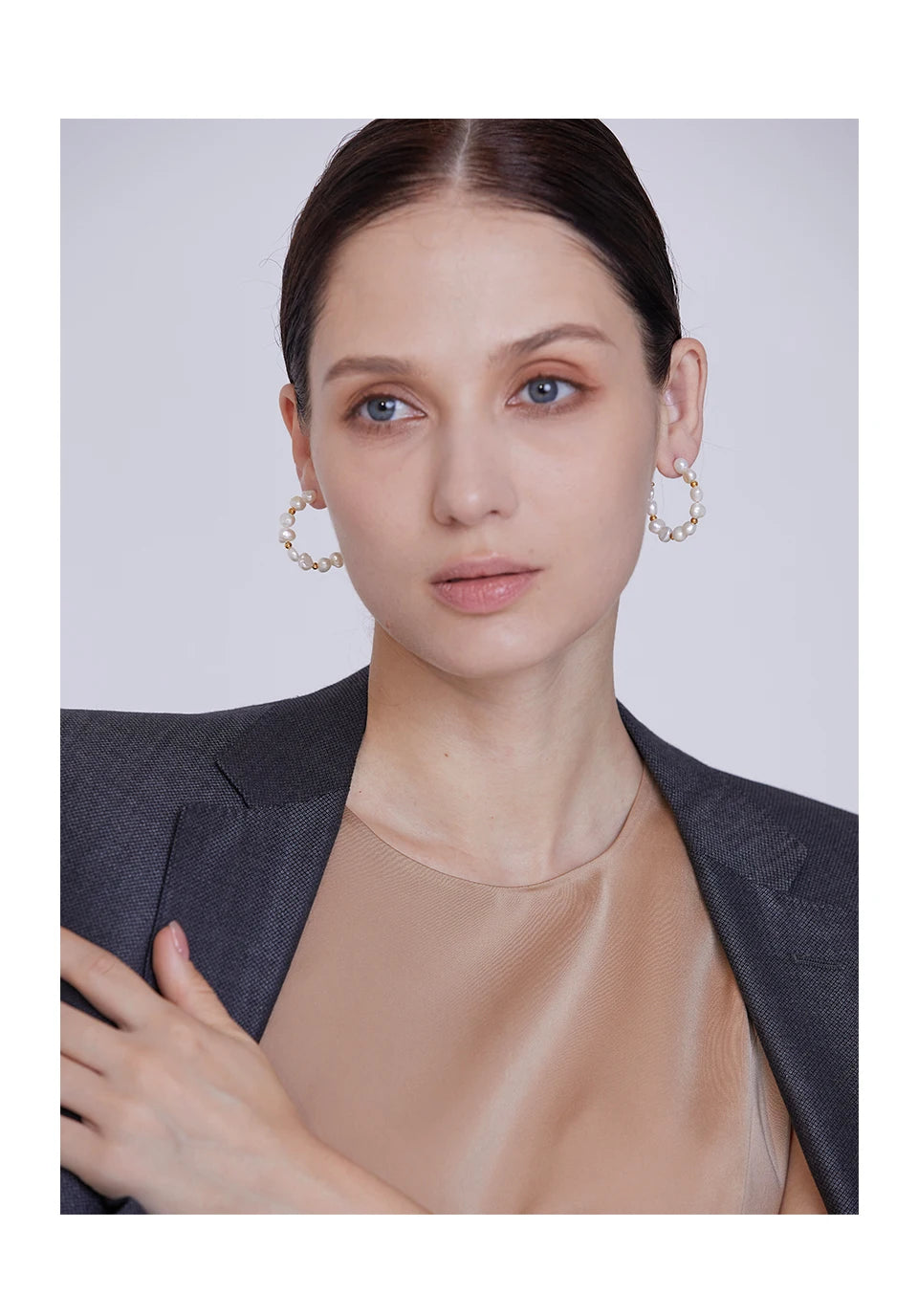 Freshwater pearl geometric earrings in gold-plated stainless steel with freshwater pearl.