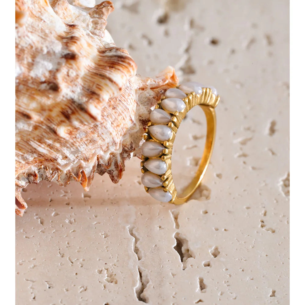 Pearl geometric ring in 18K gold-plated stainless steel with pearl.