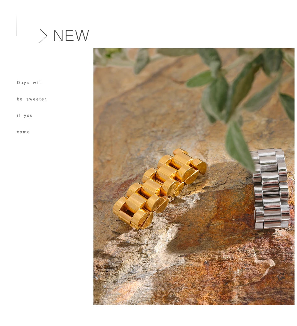 Geometric chain ring in gold-plated stainless steel.