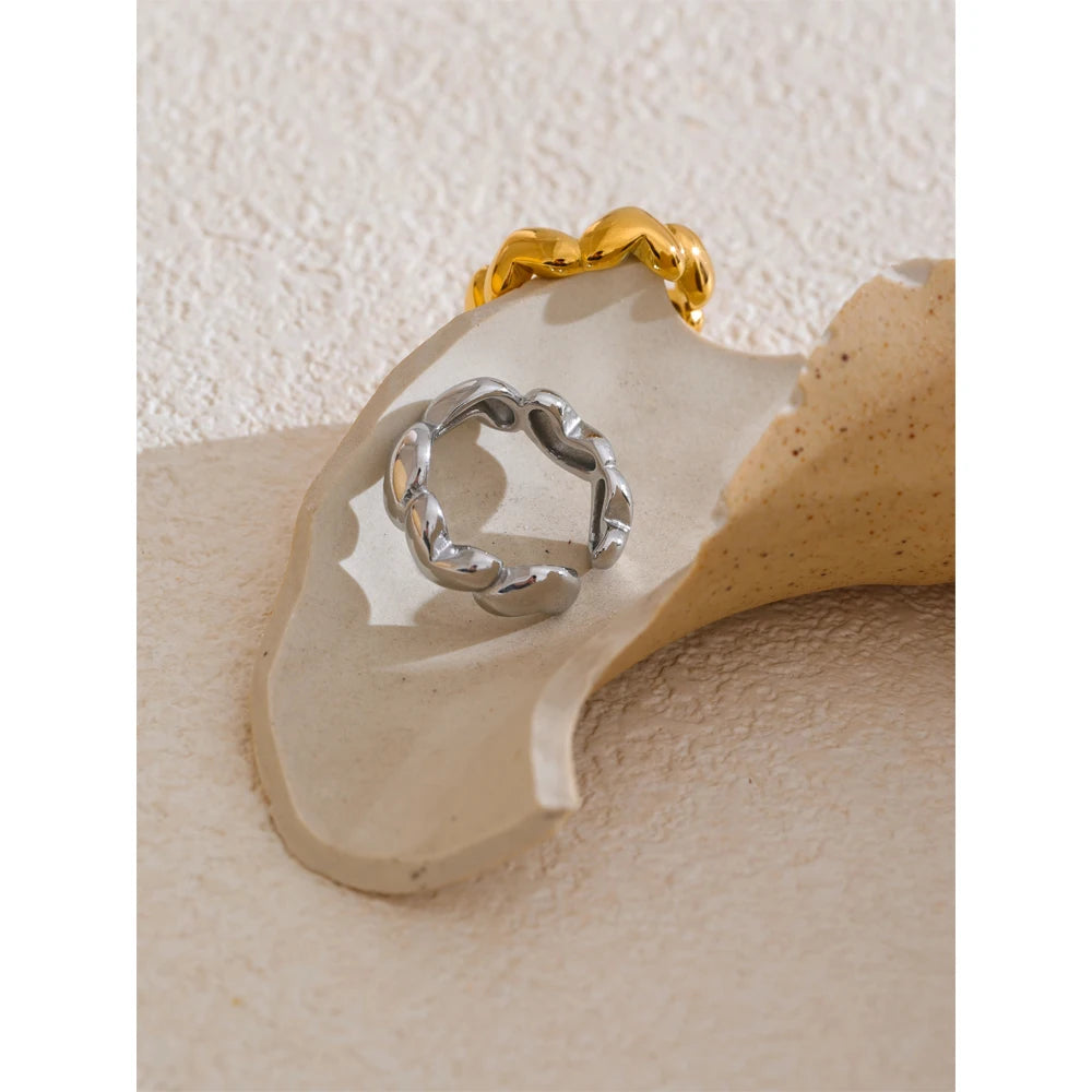 Heart geometric ring in 18K gold-plated stainless steel.
