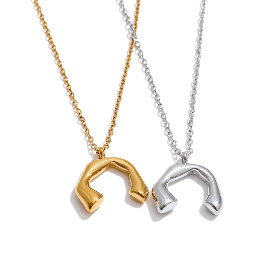 Minimalist geometric necklace in gold-plated stainless steel.