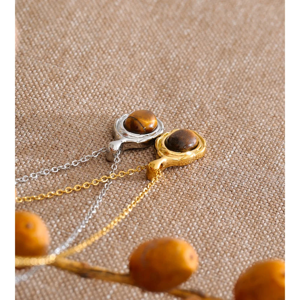 Natural stone geometric necklace in gold-plated stainless steel with natural stone.