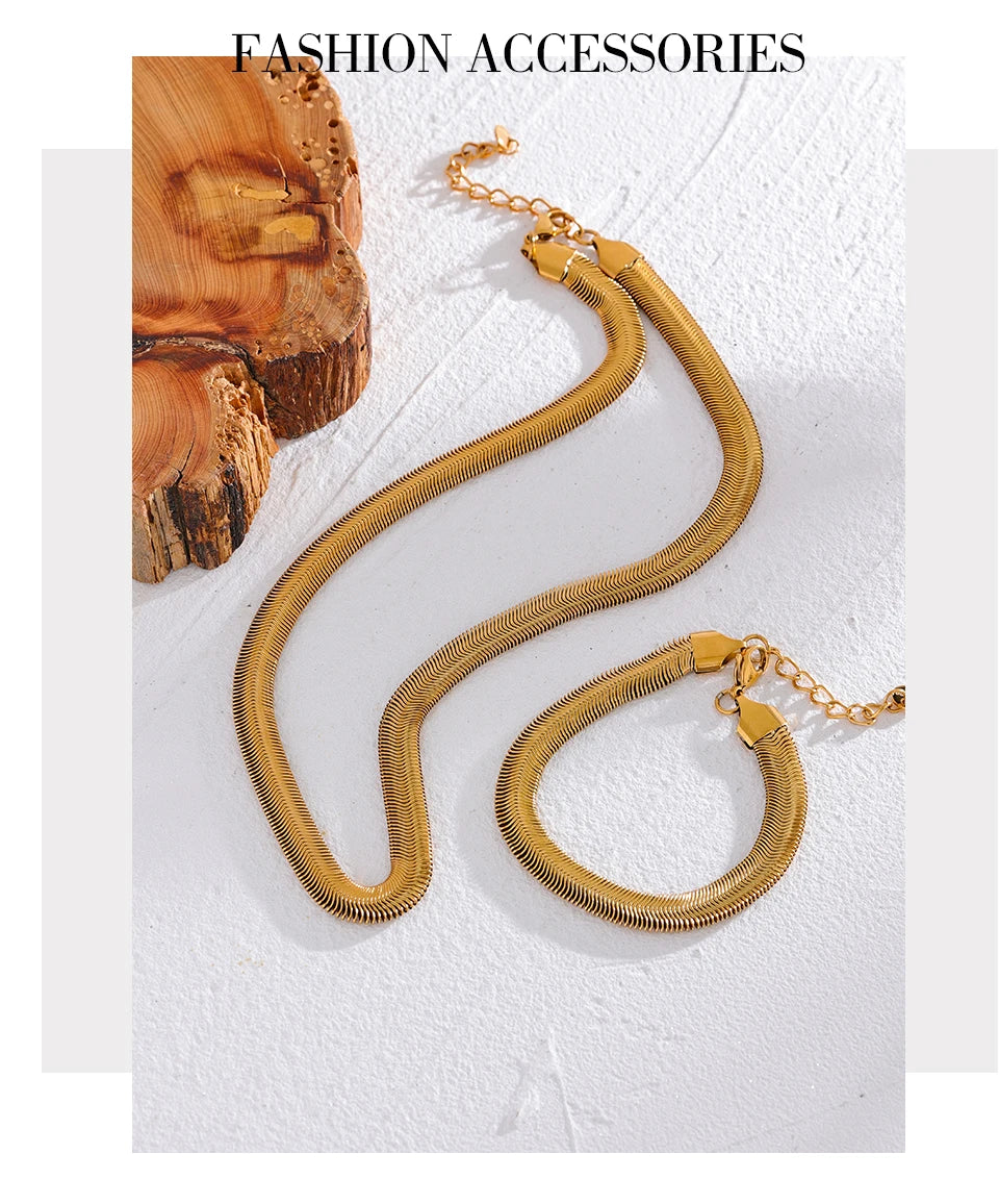 Geometric chain necklace in gold-plated stainless steel.