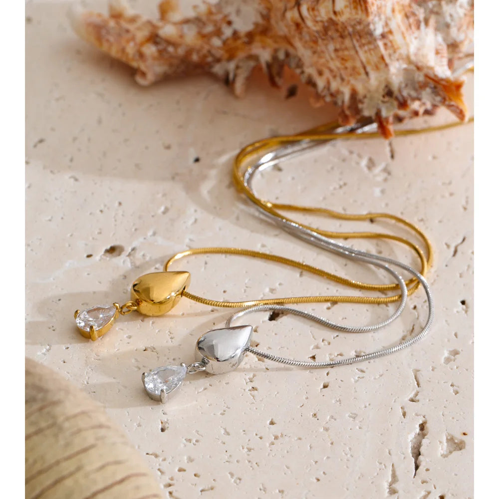 Cubic zirconia geometric necklace in gold-plated stainless steel with cubic zirconia.
