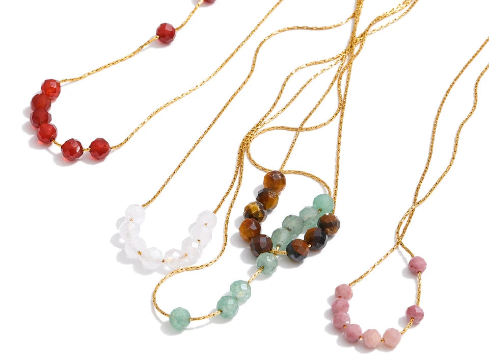 Natural stone beaded geometric necklace in gold-plated stainless steel with natural stone.