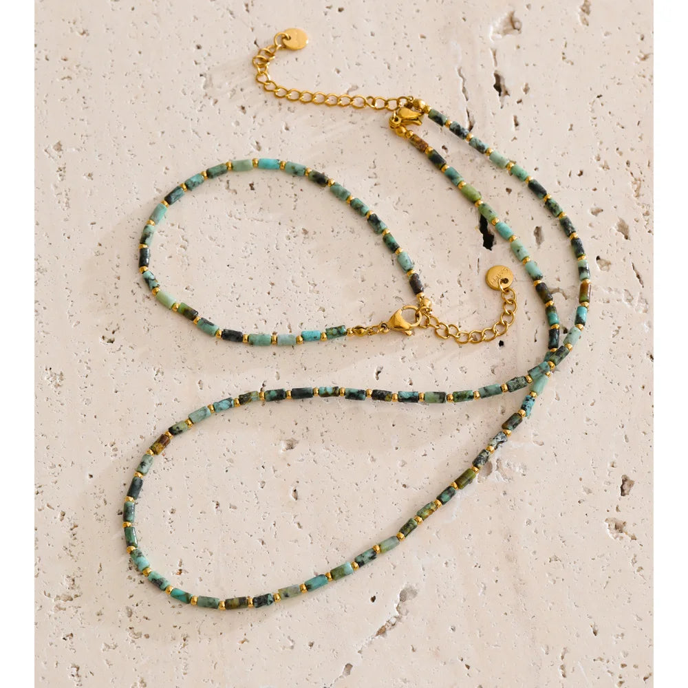 Natural stone beaded geometric necklace in gold-plated stainless steel with natural stone.
