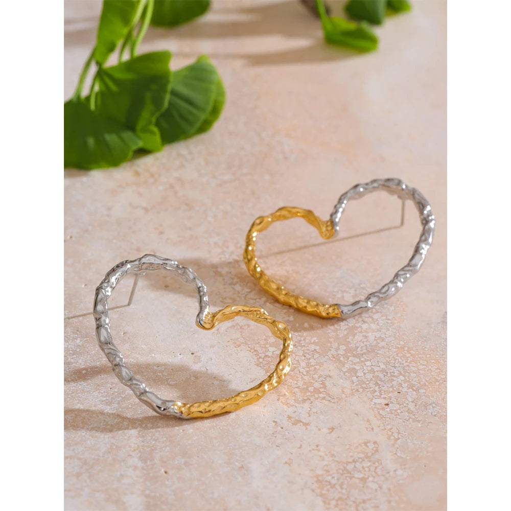 Heart minimalist earrings in gold-plated stainless steel.