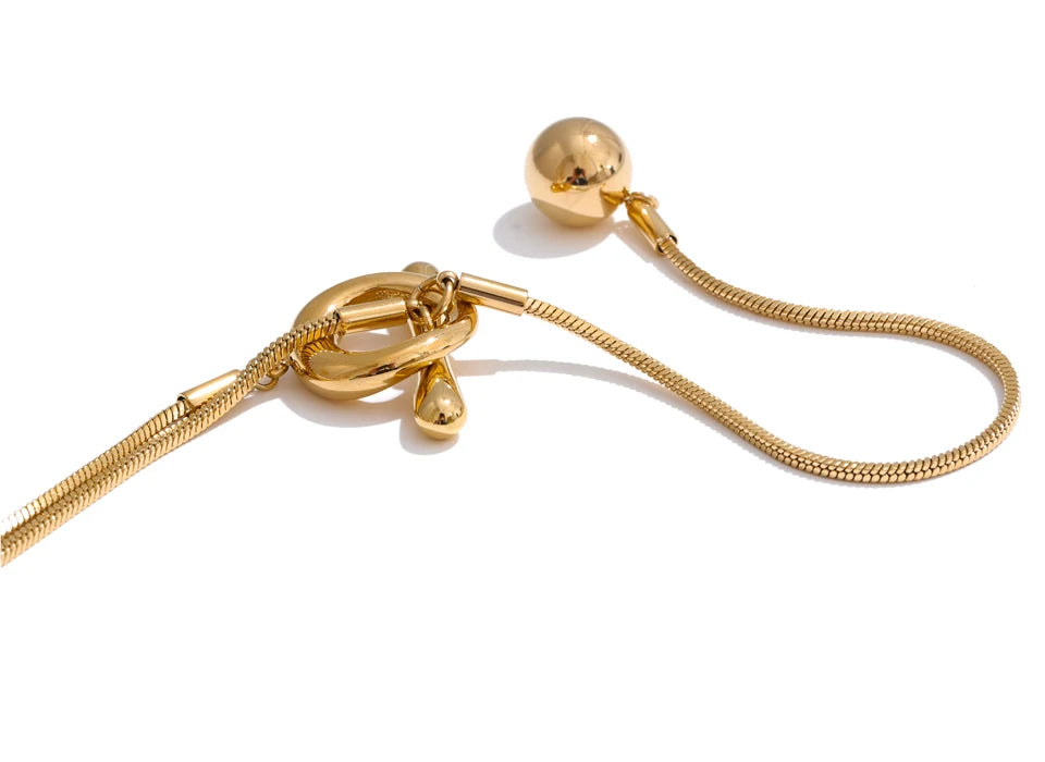 Geometric chain necklace in gold-plated stainless steel.