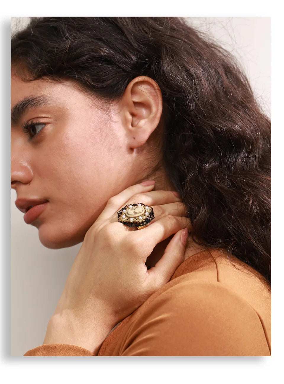 Pearl resin geometric ring in 18K gold-plated stainless steel with pearl and resin.