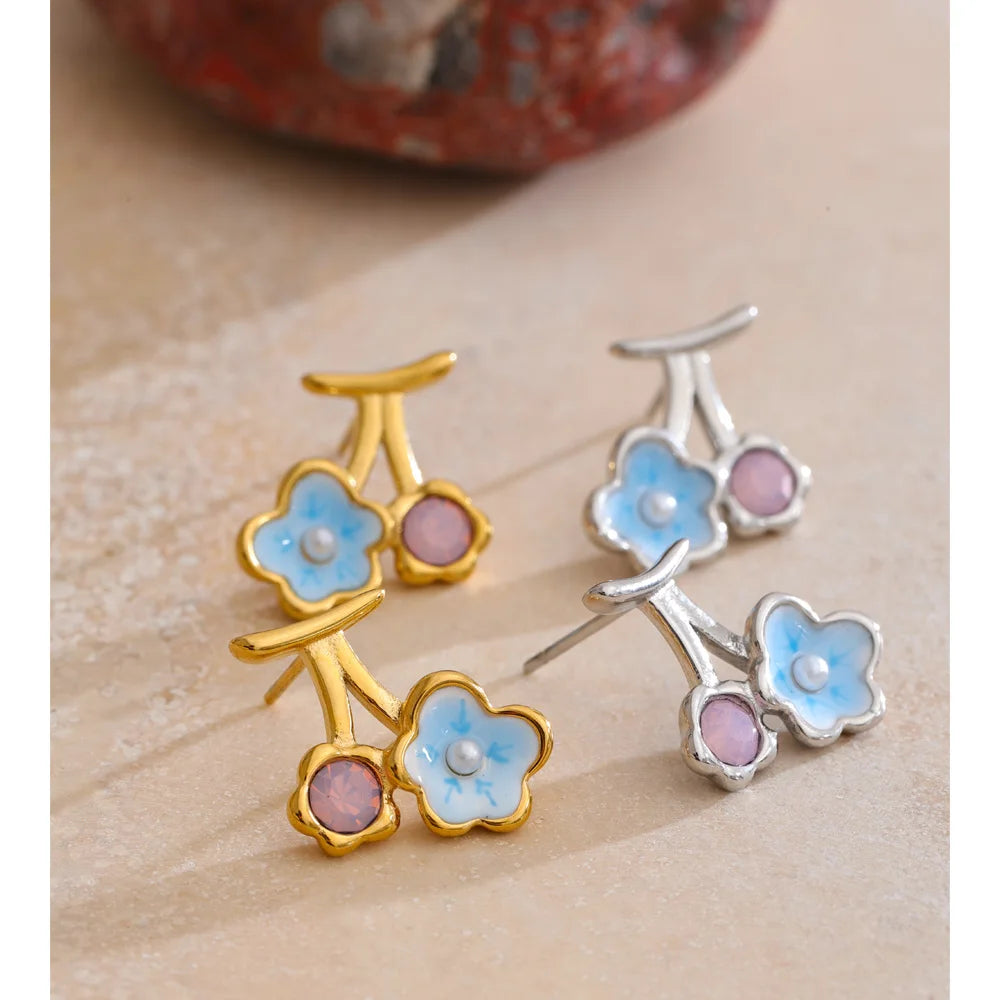 Pearl enamel flower earrings in gold-plated stainless steel with pearl and enamel.
