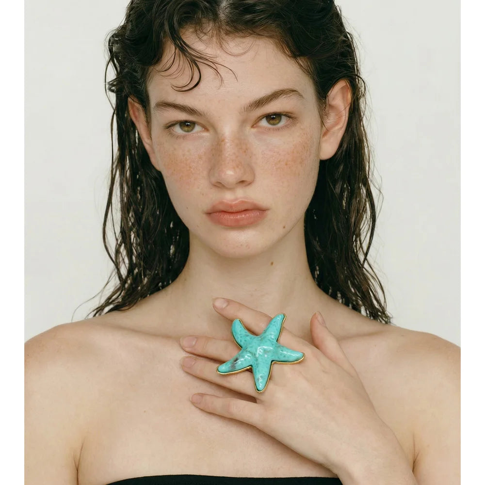 Resin acrylic star ring in 18K gold-plated stainless steel with resin and acrylic.