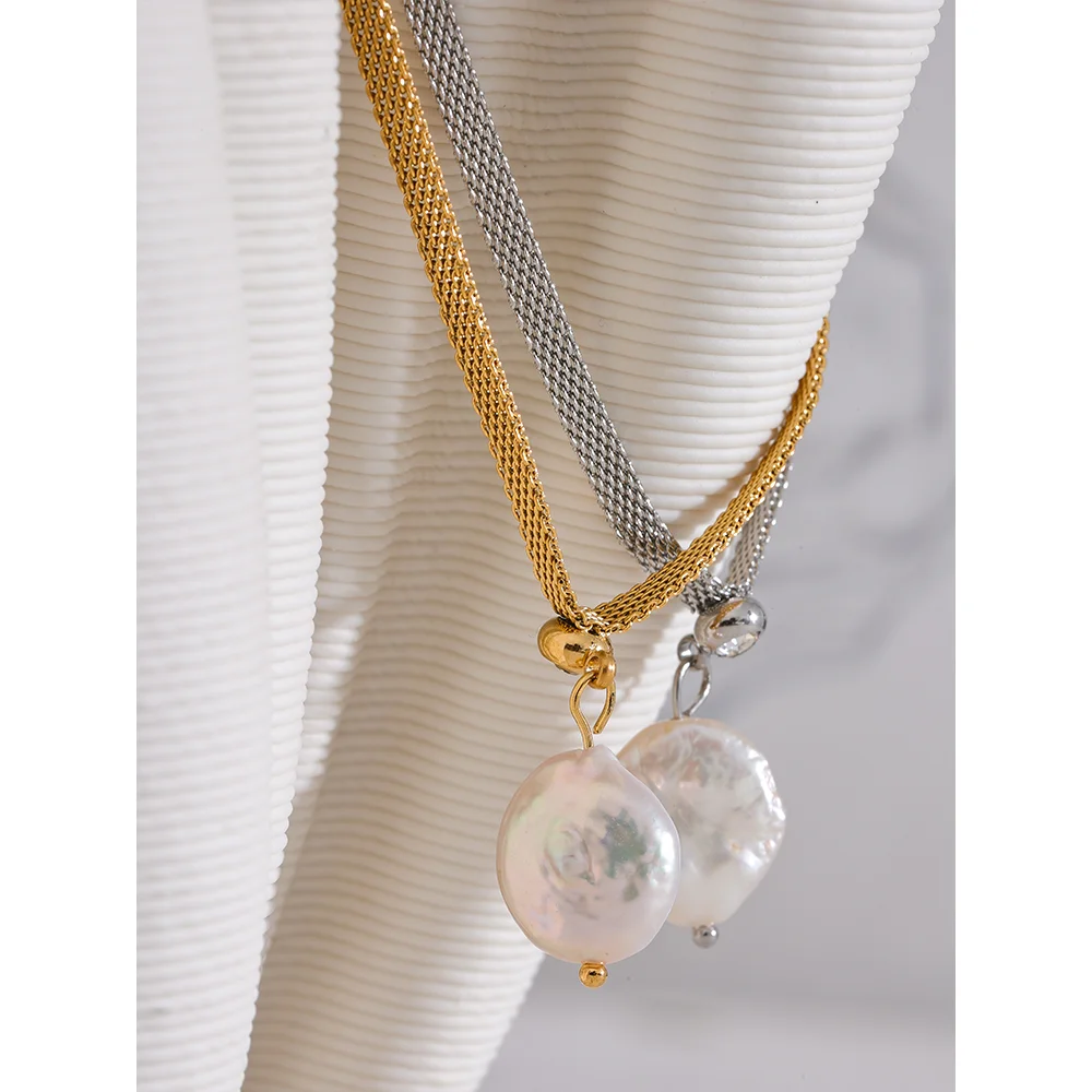Freshwater pearl geometric necklace in gold-plated stainless steel with freshwater pearl.