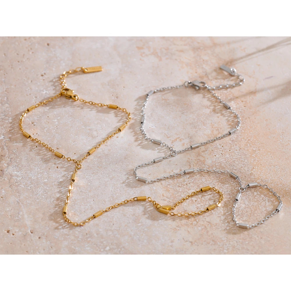 Cubic zirconia geometric chain necklace in gold-plated stainless steel with cubic zirconia.