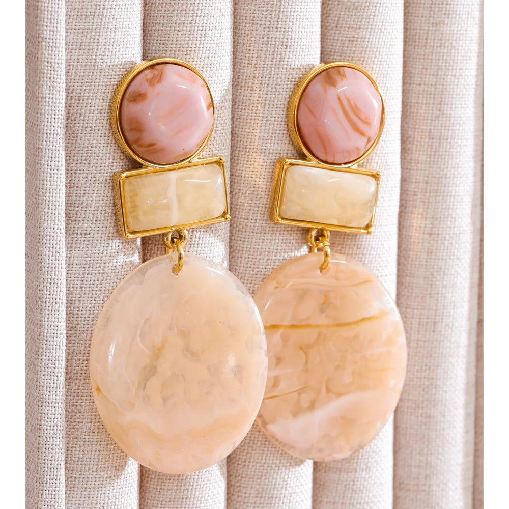 Resin geometric earrings in gold-plated stainless steel with resin.