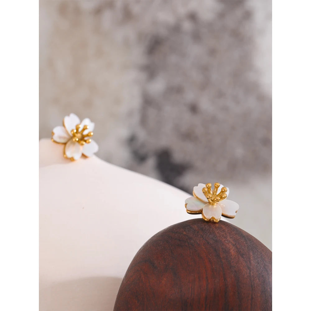 Shell flower earrings in stainless steel with shell.