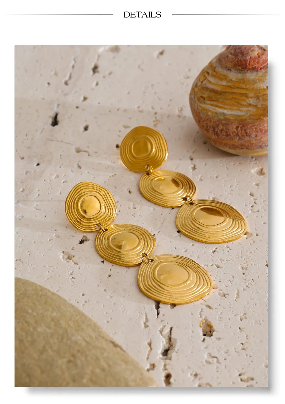 Geometric earrings in gold-plated stainless steel.