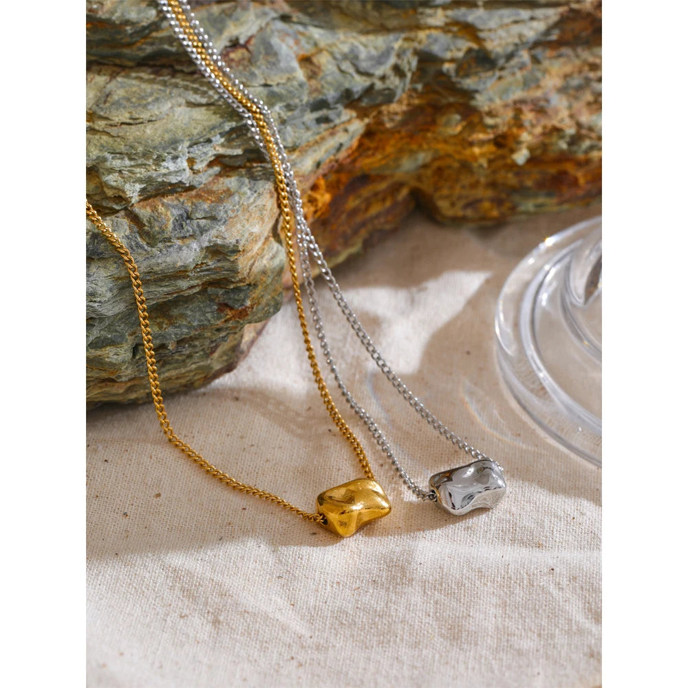 Hammered geometric necklace in gold-plated stainless steel.