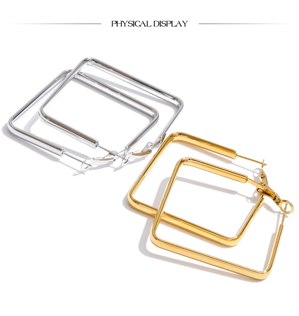 Geometric earrings in gold-plated stainless steel.