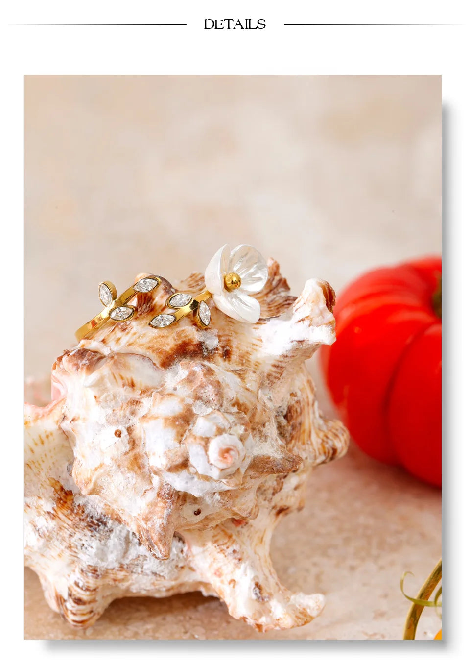 Cubic zirconia resin flower ring in 18K gold-plated stainless steel with cubic zirconia and resin.