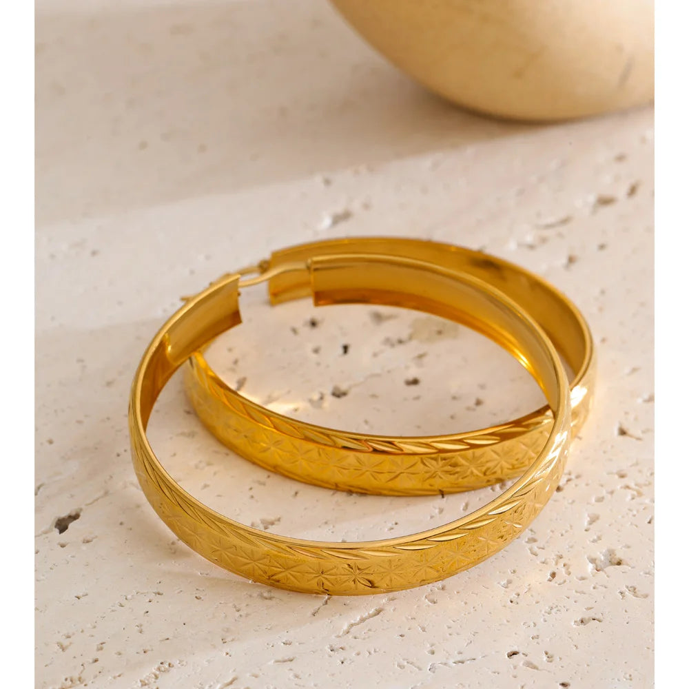 Geometric earrings in gold-plated stainless steel.