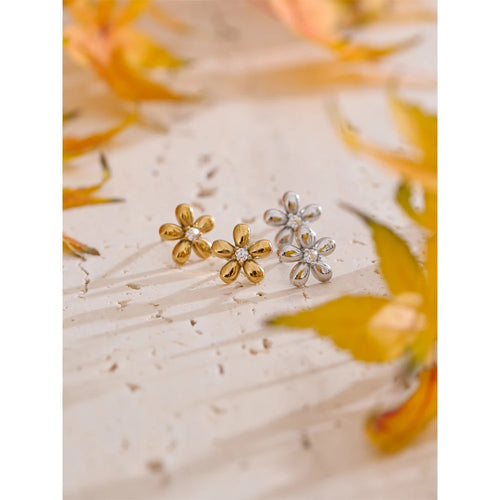 Cubic zirconia flower earrings in gold-plated stainless steel with cubic zirconia.