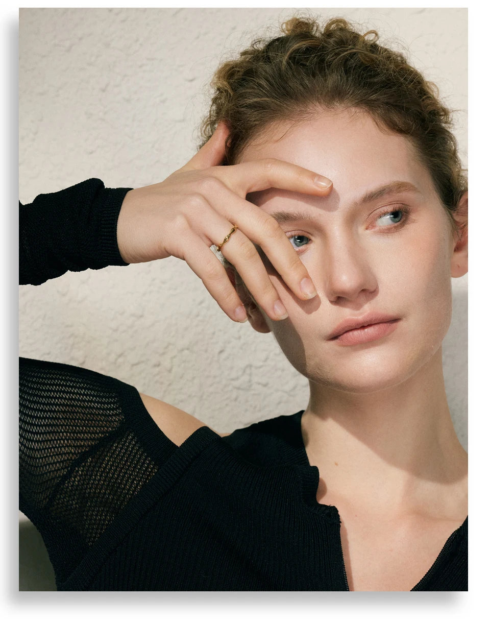 Minimalist geometric ring in 18K gold-plated stainless steel.