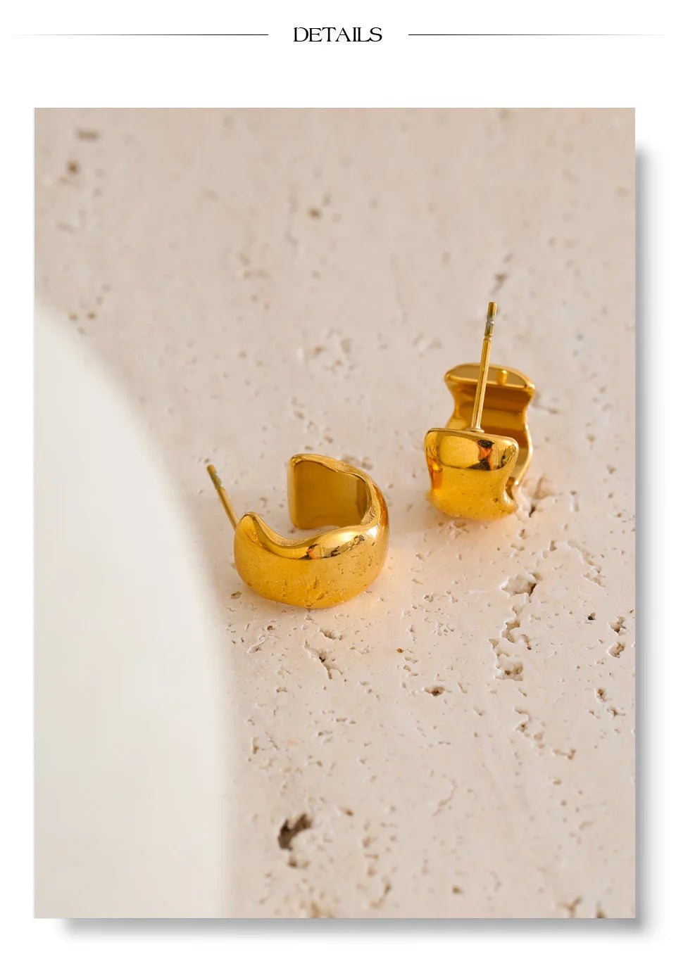 Geometric earrings in gold-plated stainless steel.