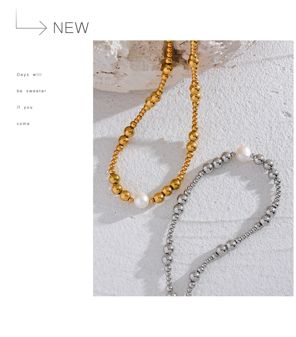 Freshwater pearl geometric necklace in 18K gold-plated stainless steel with freshwater pearl.